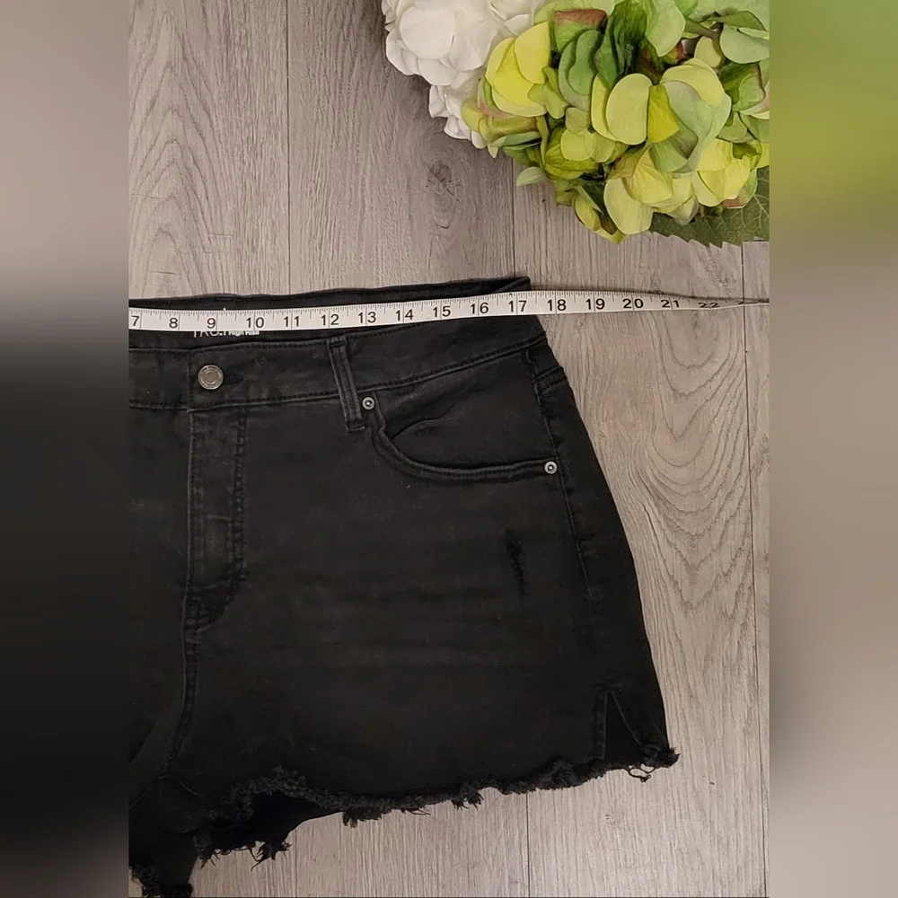 Time & Tru, frayed booty jean shorts, black, Size 16, High Rise - Picture 2 of 11